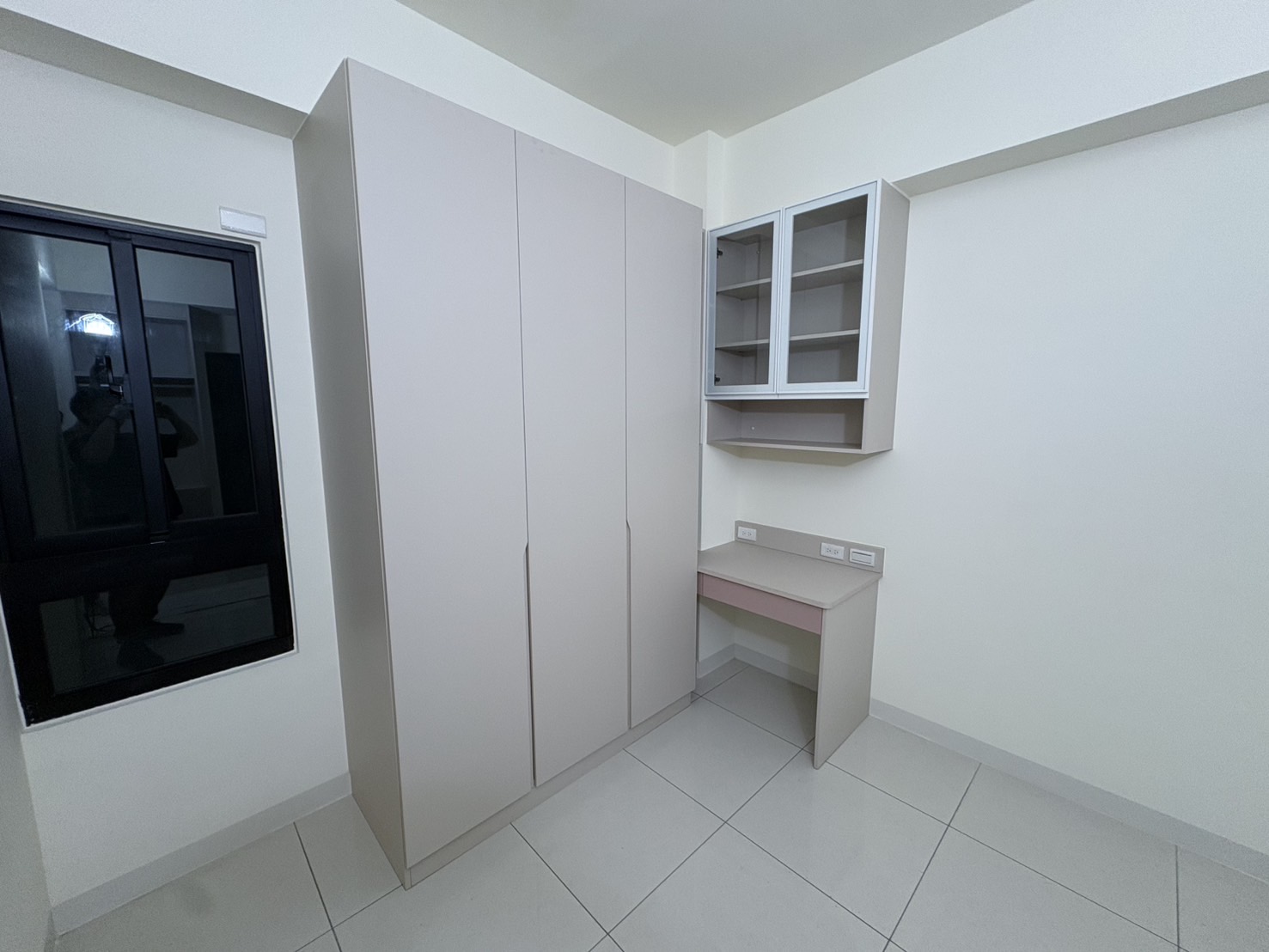 房間系統衣櫃與書桌一體設計